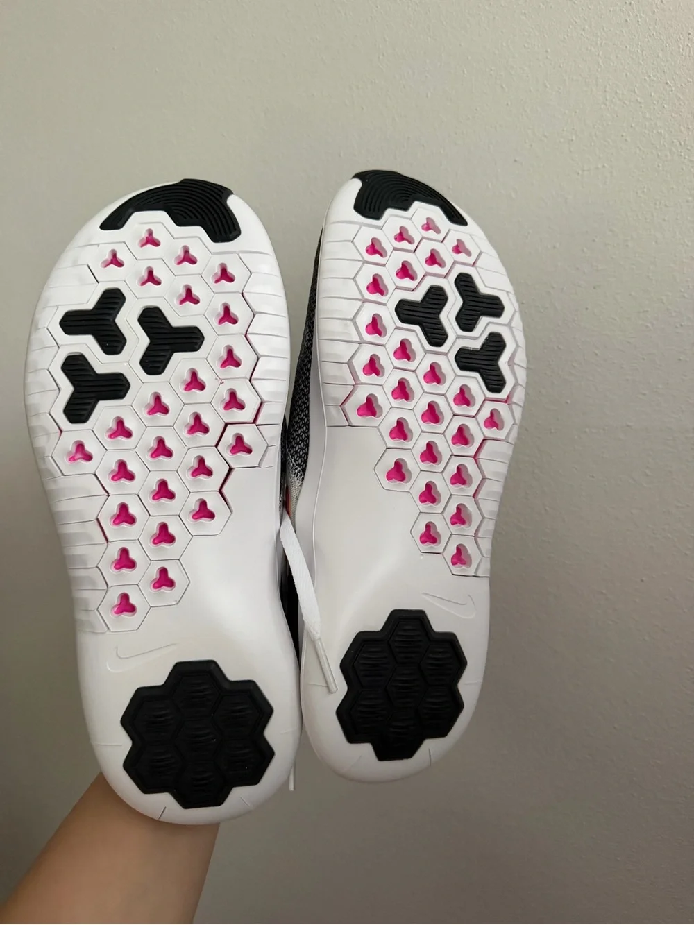 The Nike Wmns Free TR 8’ Laser Fuschia Shoes in size 8.5 are stylish and comfort